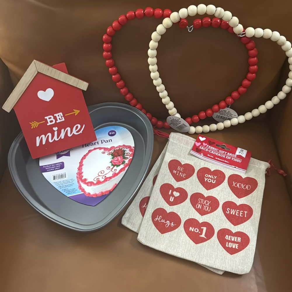 NWT-valentine’s Day set include six items